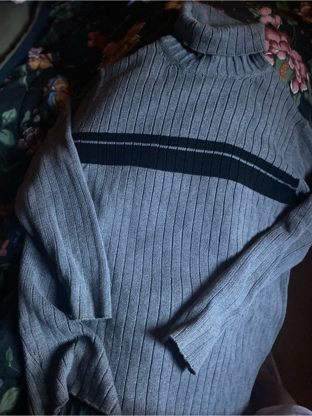Old Navy Women’s Light Gray Ribbed Turtleneck Sweater with Black Stripe